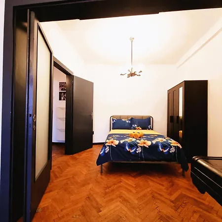 Old Town Exclusive - The Musician *