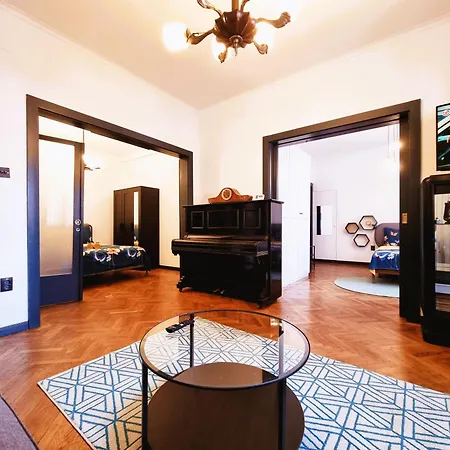 Old Town Exclusive - The Musician *