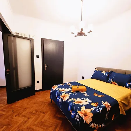 Old Town Exclusive - The Musician Bükreş