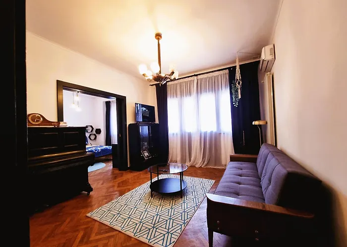 Old Town Exclusive - The Musician Бухарест