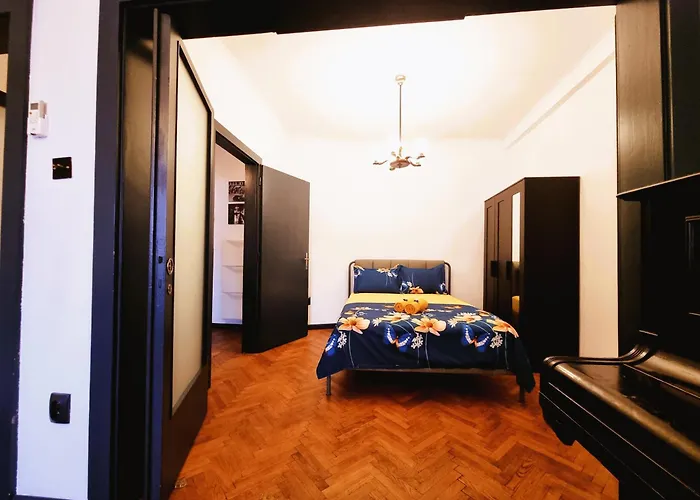 Old Town Exclusive - The Musician *