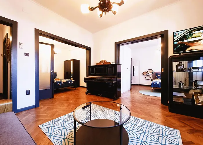 Old Town Exclusive - The Musician *