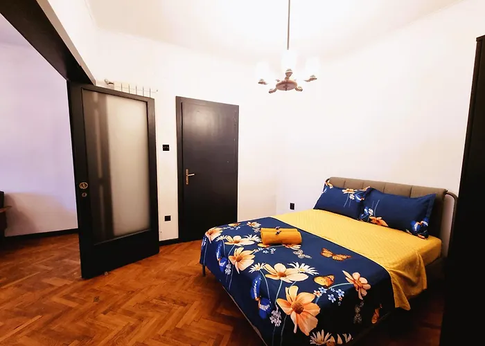 Old Town Exclusive - The Musician Бухарест